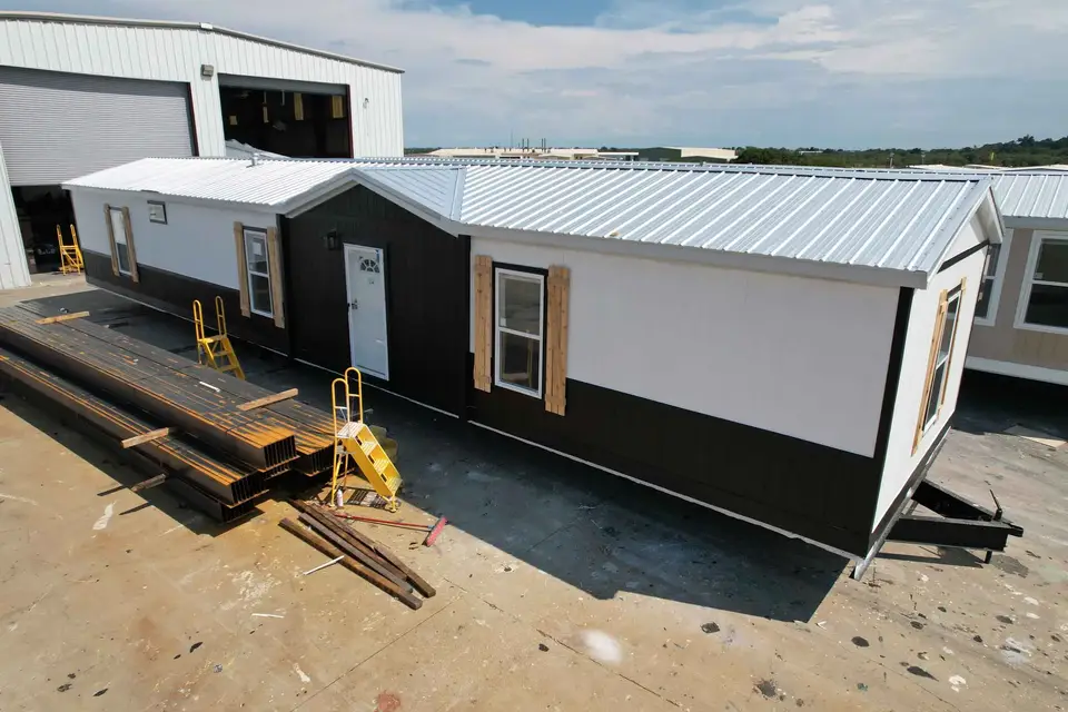 Single-section crew housing unit with multiple entry doors
