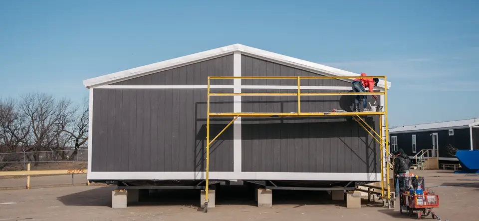 Single-section crew housing unit with multiple entry doors