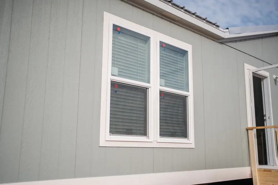 Single-section crew housing unit with multiple entry doors